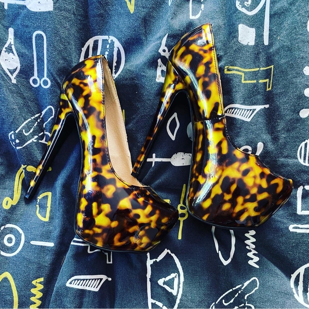 shoedazzle brand patent leather lava pumps!